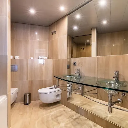 East Maewest * Estepona